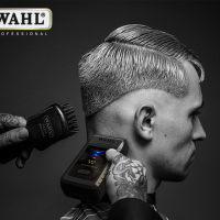 En somme, la tondeuse Vanish de chez Wahl est un outil essentiel pour les professionnels de la coiffure et les hommes qui aiment prendre soin de leur apparence. Elle est pratique, légère, puissante et efficace pour une coupe de précision en tout lieu et à tout moment. Commandez dès maintenant votre tondeuse Vanish de chez Wahl et profitez d’une expérience de coupe de cheveux exceptionnelle !