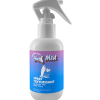 Le Spray Texturisant Summer Vibes, apporte volume, texture et un fini mat aux cheveux. Sa formule contient de la provitamine B5 qui renforce les cheveux.
