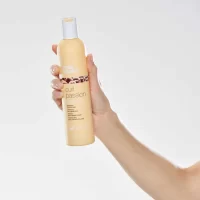 Curl Passion Shampoo est un shampooing sans parabène/sles pour cheveux bouclés. Il nettoie et conditionne tous les types de cheveux en douceur et en profondeur, donnant douceur et maniabilité. Rend les boucles rebondissantes, flexibles et durables. Contient des huiles biologiques de pracaxi et de babassu, des protéines de lait, des extraits de fruits, des protéines Integrity 41® et du quinoa. FORMATS DISPONIBLES: 300 ml - 1000 ml