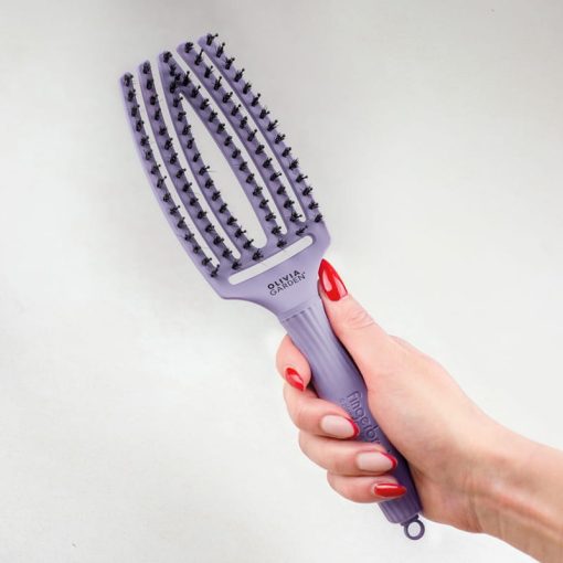 FingerBrush : une brosse souple qui démêle en douceur tout en offrant des soins aux cheveux simultanément.