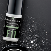 POUDRE VOLUMISANTE F11 8 GR - MEN STORIES est un spray poudre à la diffusion pratique, permet de sculpter, modeler et fixer la coiffure avec un fini mât.