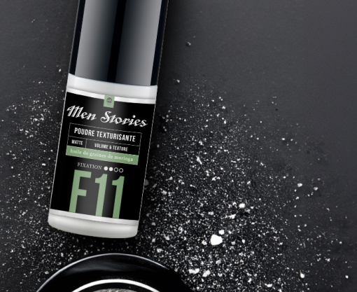 POUDRE VOLUMISANTE F11 8 GR - MEN STORIES est un spray poudre à la diffusion pratique, permet de sculpter, modeler et fixer la coiffure avec un fini mât.