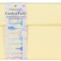 Kit de 8 pinceaux de couleur FRAMAR Garden Party est conçu pour les stylistes modernes, offrant tout le nécessaire pour créer des colorations uniques, même en déplacement. Ce set de voyage, dans sa pochette jaune éclatante, est doté de 8 pinceaux de couleur essentiels pour répondre à chaque besoin en matière de coloration professionnelle.