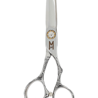 Le Slash 5.5” est parfait pour les détails, les coupes précises et les petites mains. Le 6.0” vous offre une belle polyvalence tout en gardant un style affirmé.