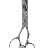 Le Mercury est le parfait complément de vos ciseaux de coupe. Il permet de fondre une ligne, d’adoucir une structure ou de créer du volume maîtrisé, sans jamais abîmer la fibre. Un indispensable en salon !