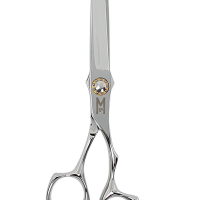 Conçu pour les coiffeurs exigeants et les barbiers de précision, le Mashiro Shakur incarne l’alliance parfaite entre puissance, fluidité et ergonomie. Son design racé, ses finitions impeccables et son tranchant rasoir sans micro-denture en font une véritable extension de votre main. Doté d’un mécanisme à roulement à billes, d’une vis plate discrète, et d’un repose-doigt intégré, le Shakur garantit une glisse fluide et stable, même lors des longues sessions de coupe.