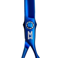 Découvrez l'élégance de la précision avec le Mashiro Shakur – Édition Blue Titanium. Cette version exclusive du célèbre modèle Shakur se pare d’un revêtement titanium bleu irisé, à la fois résistant, raffiné et totalement unique sur le marché. Conçus pour les coiffeurs professionnels exigeant performance et style, ces ciseaux associent une lame convexe fine et légère à un mécanisme de roulement à billes Blue Edition, pour une coupe ultra-fluide et un confort optimal.