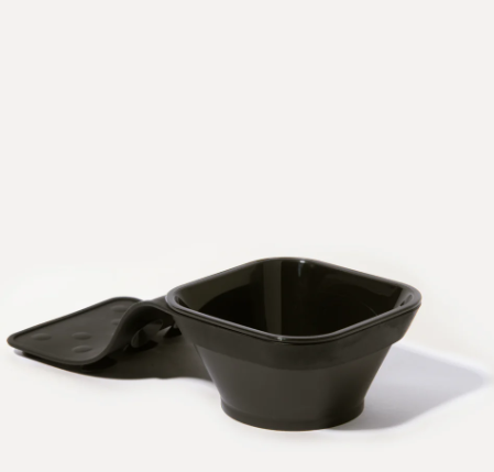 Ce set "Bol Couleur FRAMAR Classic Black" comprenant un manchon à ventouse et deux bols de couleur vous permet d’optimiser chaque minute passée en salon.