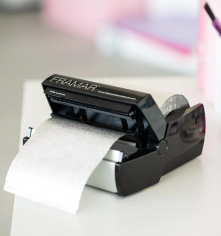 Fold Freak Distributeur de Papier d’Aluminium de Framar ce distributeur innovant pour révolutionner votre routine de préparation de couleurs et mèches.