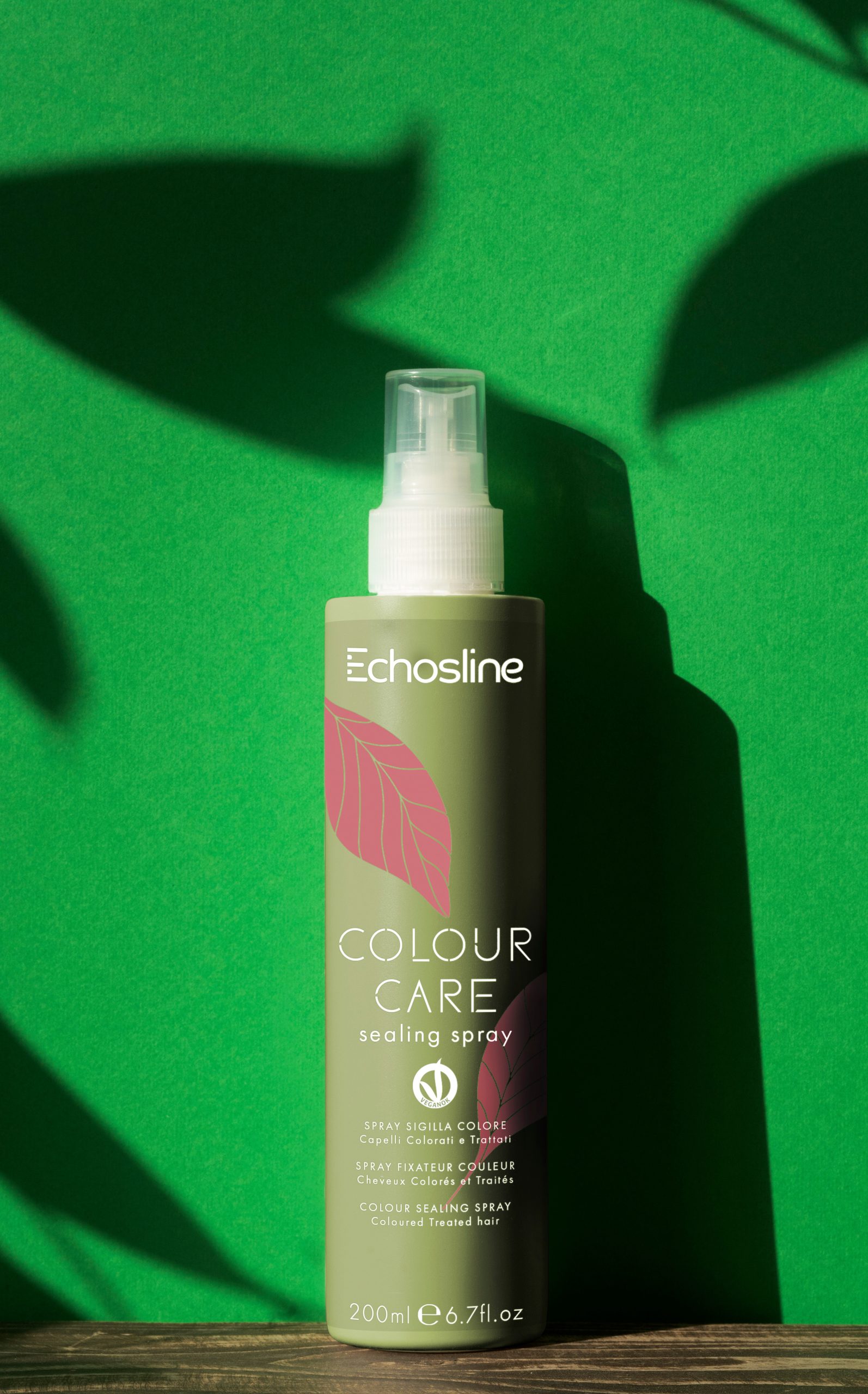 COLOUR CARE - SPRAY est un fixateur de couleur pour cheveux colorés et traités. L'action combinée du mélange de gluconate de sodium et de noix verte empêche la décoloration et protège votre couleur. Ce spray est un entretien et une protection de la couleur. Sa formule sans silicones est enrichie d'une molécule spéciale : anti-odeur qui laisse les cheveux agréablement parfumés.