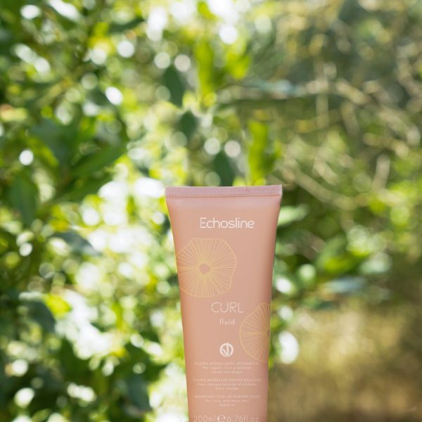 Sans SLES : Respecte la santé de vos cheveux tout en évitant les irritations. Hydratation Profonde : Nourrit intensément les cheveux pour des boucles souples et bien définies. Redéfinition des Boucles : Offre une tenue parfaite pour des boucles corsées et sans frisottis. Facile à Utiliser : Peut être appliqué sur cheveux essorés avant le coiffage