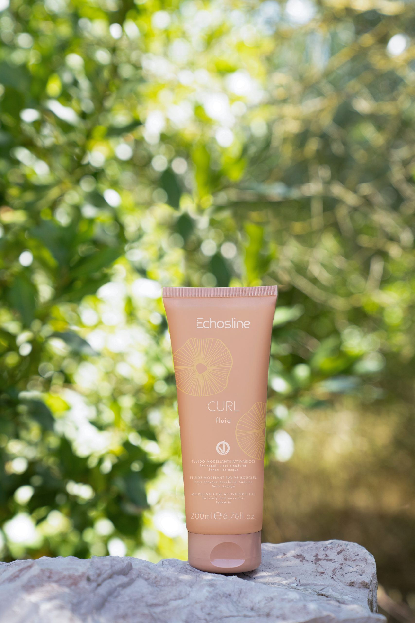 Sans SLES : Respecte la santé de vos cheveux tout en évitant les irritations. Hydratation Profonde : Nourrit intensément les cheveux pour des boucles souples et bien définies. Redéfinition des Boucles : Offre une tenue parfaite pour des boucles corsées et sans frisottis. Facile à Utiliser : Peut être appliqué sur cheveux essorés avant le coiffage