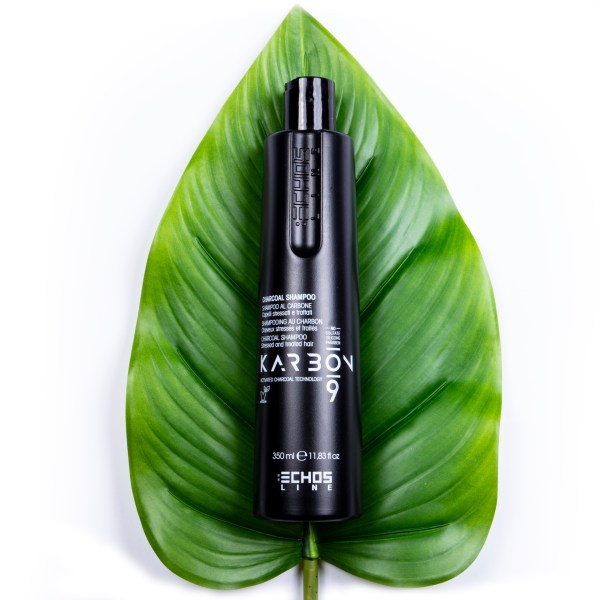 Le shampooing au charbon nettoie et démêle les cheveux en douceur