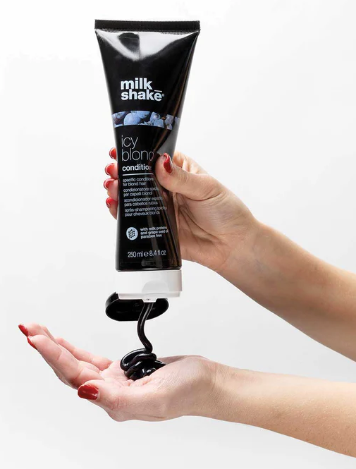 Icy Blond Conditioner - Milk_Shake est un après-shampoing spécifique pour les cheveux blonds de 250ML. Le pigment noir spécial contenu dans la nouvelle gamme milk_shake blond glacé