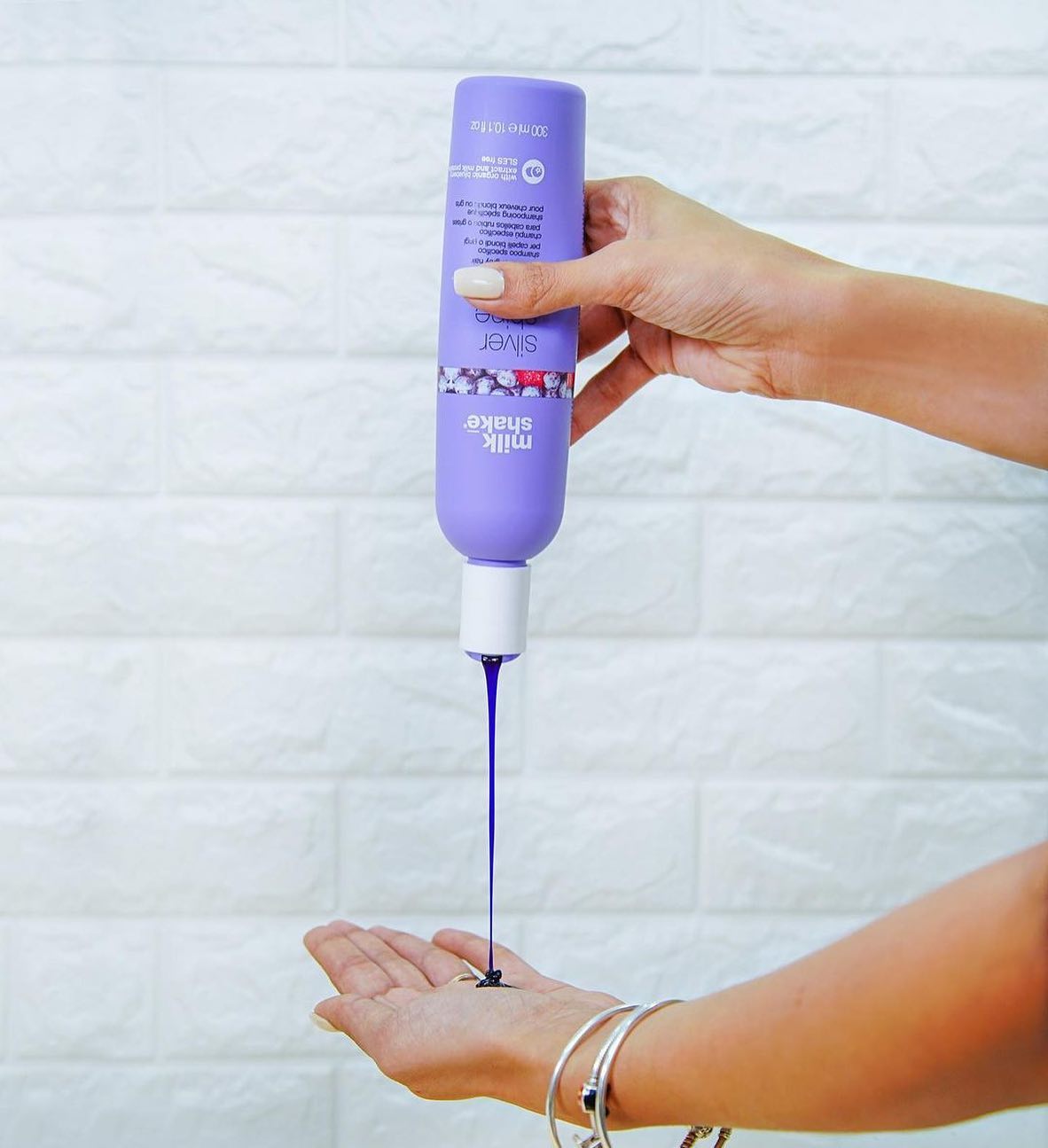 Le shampooing « Silver Shine Shampoo » de la marque Milk_Shake est un produit de qualité professionnelle conçu pour les cheveux gris