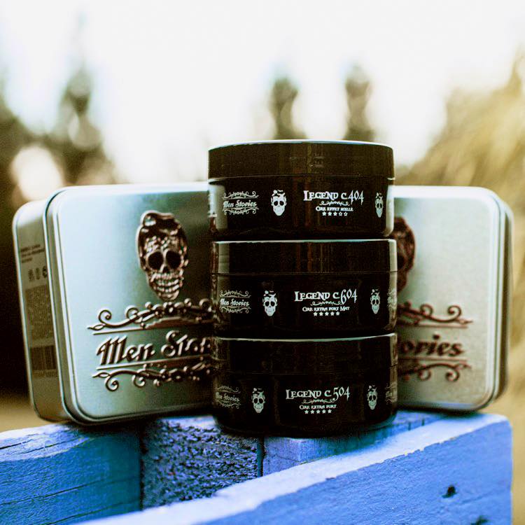 C404 - MEN STORIES C404 - MEN STORIES est une cire coiffante pour les cheveux à effet mouillé. Brillance extrême