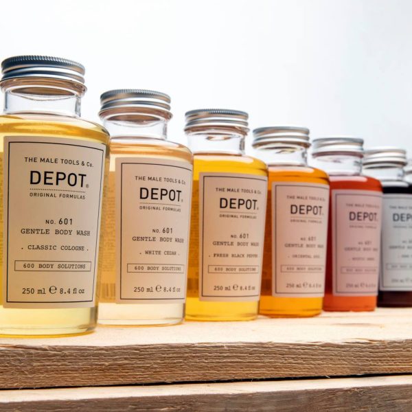 No. 601 - Gel douche délicat No. 601 gel douche de 250ML nettoie en douceur en laissant un parfum agréable sur la peau. Découvrez les 7 parfums DEPOT® afin de varier selon votre humeur tout au long de la semaine : CLASSIC COLOGNE : au parfum frais et légèrement floral. WHITE CEDAR : au parfum d’agrumes