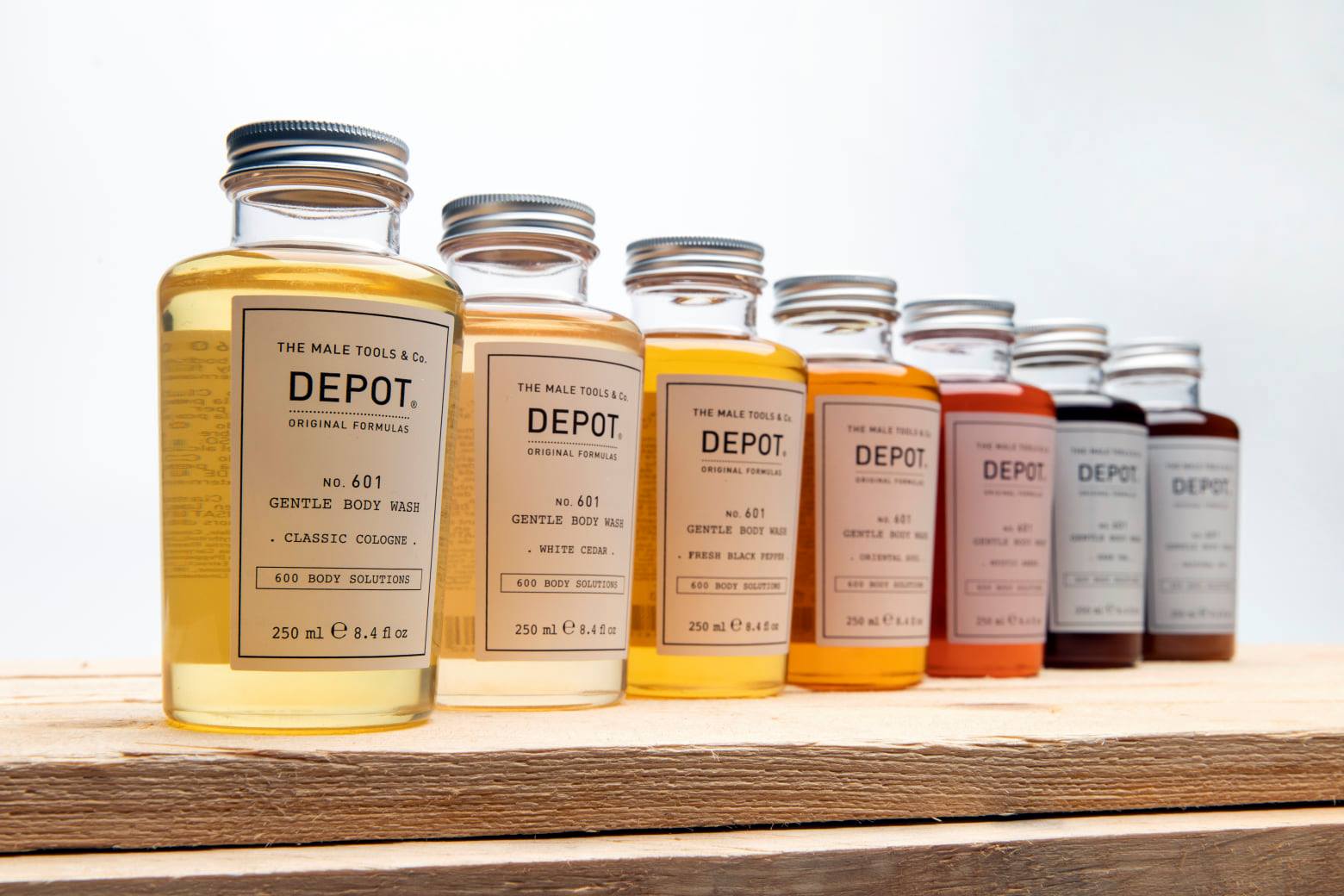 No. 601 - Gel douche délicat No. 601 gel douche de 250ML nettoie en douceur en laissant un parfum agréable sur la peau. Découvrez les 7 parfums DEPOT® afin de varier selon votre humeur tout au long de la semaine : CLASSIC COLOGNE : au parfum frais et légèrement floral. WHITE CEDAR : au parfum d’agrumes