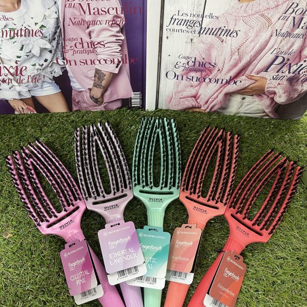 Plus de bien-être grâce aux soins capillaires. La brosse à doigts démêle