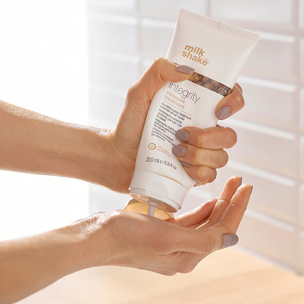 Integrity Nourishing Masque est un soin nourrissant en profondeur de 200ML. Cet soin intense en profondeur qui contient une formule spécifique au beurre de muru muru bio pour nourrir les cheveux en profondeur et éliminer les frisottis. Pour tous les types de cheveux. Il scelle la cuticule du cheveu et apporte démêlage