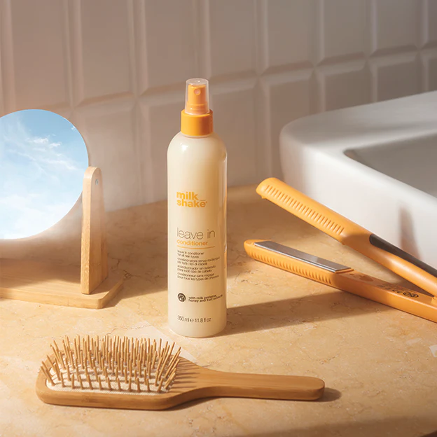 Leave-in Conditioner est un après-shampooing sans rinçage pour tous les types de cheveux de 350ML. C'est un spray revitalisant pour cheveux non traités ou légèrement secs