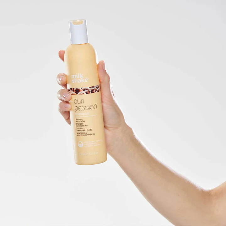 Curl Passion Shampoo est un shampooing sans parabène/sles pour cheveux bouclés. Il nettoie et conditionne tous les types de cheveux en douceur et en profondeur