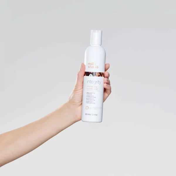 Integrity Nourishing Conditioner est un après-shampooing nourrissant en profondeur. 2 formats s'offrent à vous 300ML ou 1000ML. Cet après-shampooing est un soin intense en profondeur qui contient une formule spécifique au beurre de muru muru bio pour nourrir les cheveux en profondeur et éliminer les frisottis. Pour tous les types de cheveux. Il scelle la cuticule du cheveu et apporte démêlage