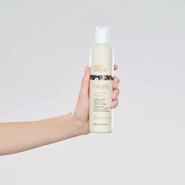 Integrity Nourishing Shampoo est shampooing nourrissant pour tous les types de cheveux. Sa formule au beurre de muru muru bio nettoie en douceur