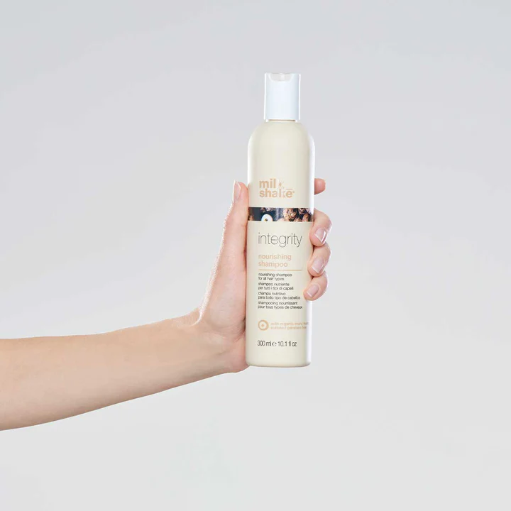 Integrity Nourishing Shampoo est shampooing nourrissant pour tous les types de cheveux. Sa formule au beurre de muru muru bio nettoie en douceur