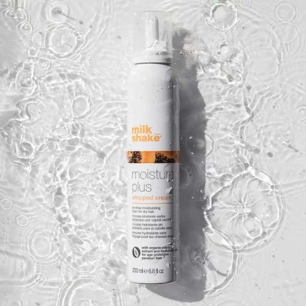 Moisture Plus Whipped Cream est une mousse hydratante sans rinçage pour cheveux secs de 200ML. Idéal pour donner de la douceur et de la maniabilité aux cheveux secs