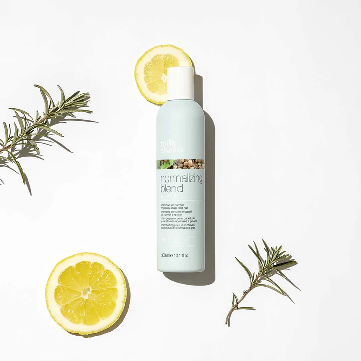 Normalizing Blend Shampoo est un shampooing pour éliminer les résidus graisseux avec une action normalisante en profondeur