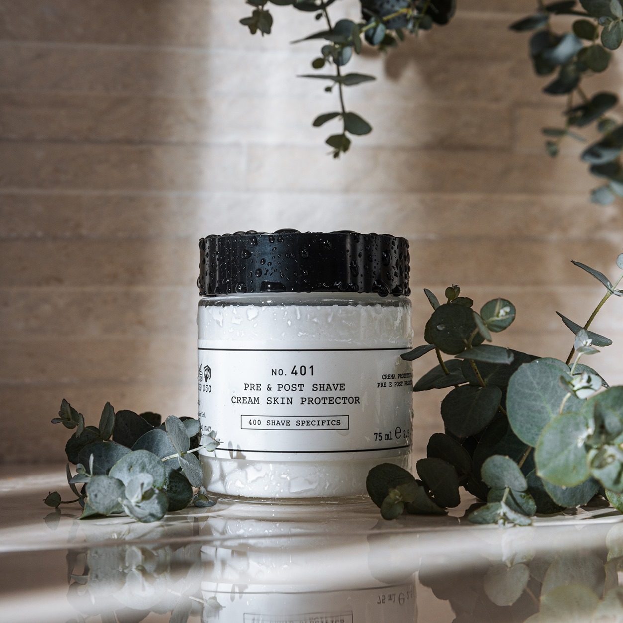 No. 402 - Soin fluide avant/après rasage No. 402 est un soin fluide émollient avant/après rasage. Il prépare