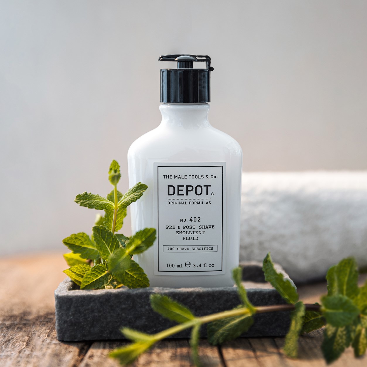 No. 402 - Soin fluide avant/après rasage No. 402 est un soin fluide émollient avant/après rasage. Il prépare