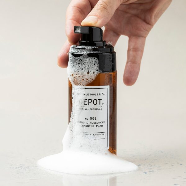 No. 508 - Mousse nettoyante pour la barbe et la moustache de 100ML. Enrichi en huile de macadamia et en huile essentielle de citron