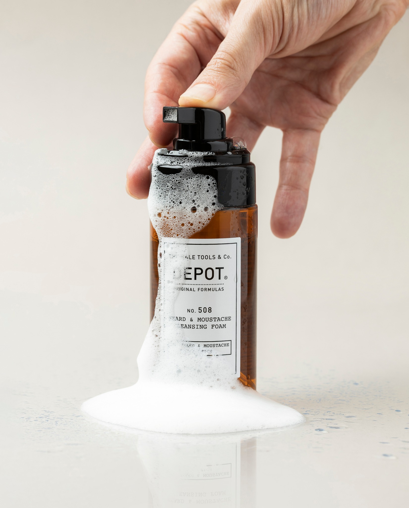 No. 508 - Mousse nettoyante pour la barbe et la moustache de 100ML. Enrichi en huile de macadamia et en huile essentielle de citron