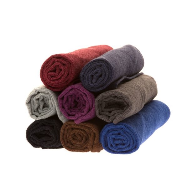 Lot de 12 serviettes 100% coton Serviette très grand teint 320 g/m2 Dimensions : 50 x 75 cm Spécialement étudiées pour l’utilisation en Salon de Coiffure Fil n’accrochant pas le peigne Lavage à 90°