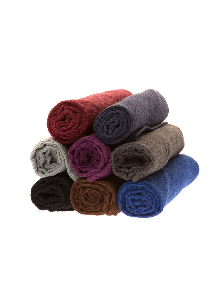 Lot de 12 serviettes 100% coton Serviette très grand teint 320 g/m2 Dimensions : 50 x 75 cm Spécialement étudiées pour l’utilisation en Salon de Coiffure Fil n’accrochant pas le peigne Lavage à 90°