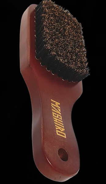 Brosse 9R Mashiro en bois naturel avec poils de sanglier pour démêler et lisser cheveux et barbe, offrant confort, précision et soin quotidien.