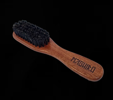 Brosse Mini 5R Mashiro en bois naturel avec poils de sanglier, format compact idéal pour coiffer barbe et cheveux avec précision.